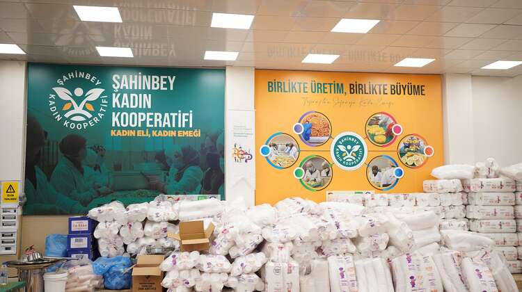 In einem Lagerraum der Kooperative stapelt sich Verpackungsmaterial für Mahlzeiten