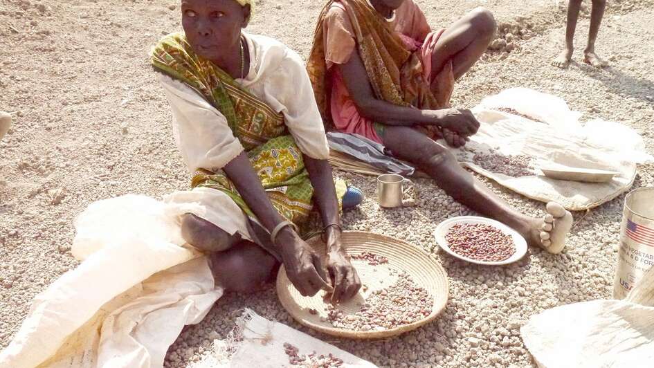 Frauen mit Bohnen und Salz