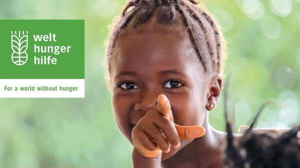 Symbolbild: Ein Mädchen lacht und zeigt mit dem Finger in die Kamera