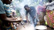 2019-lann-projekt-sierra-leone-kochen_C_Kai-Loeffelbein-16-9.jpg Women and men cook healthy and nutritious dishes together.