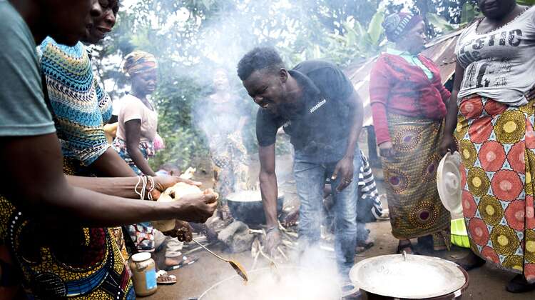 2019-lann-projekt-sierra-leone-kochen_C_Kai-Loeffelbein-16-9.jpg Women and men cook healthy and nutritious dishes together.