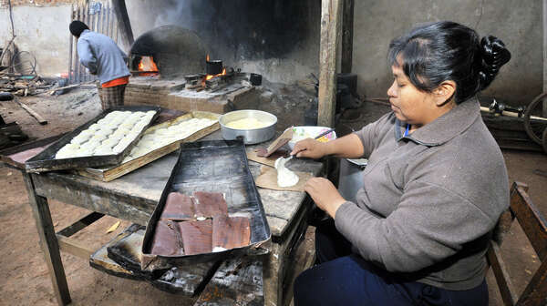 Frau in Bäckerei in Bolivien 