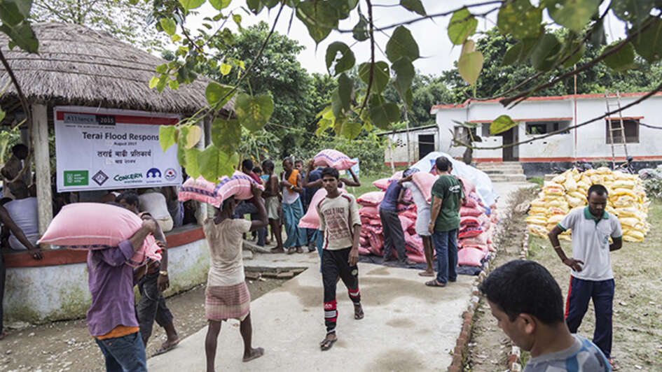 Together with its partners, Welthungerhilfe distributes food and hygiene kits to survivors