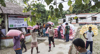 Together with its partners, Welthungerhilfe distributes food and hygiene kits to survivors
