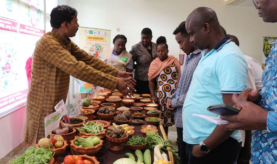 Mann präsentiert eine Auswahl von Lebensmitteln aus lokalem Anbau, die sich bewährt haben.