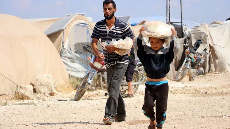 2019-fluechtlinge-idlib-brotverteilung-syrien_C_HIHFAD-hires.jpg Together with its partner organisation HIHFAD, Welthungerhilfe distributed bread to refugees in Idlib.