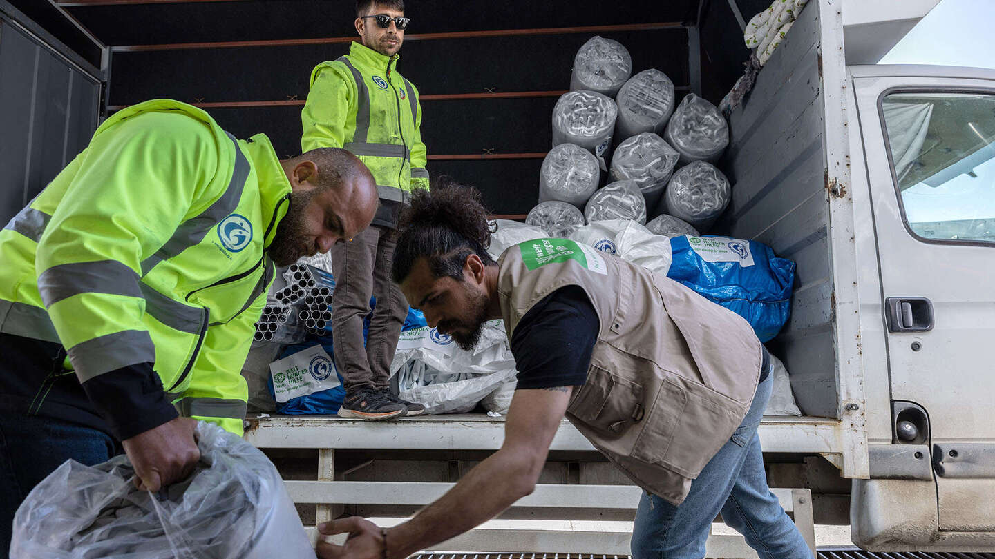 Vorbereitungen im Lager von Welthungerhilfe-Partner ASAM. Zelte und Non-Food-Items werden für eine Verteilung verladen.