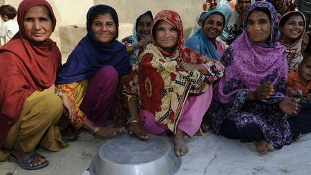 Mehrere Frauen sitzen auf dem Boden.