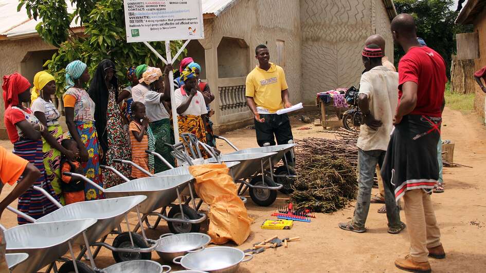 Families receive tools during agricultural training in Sierra Leone
