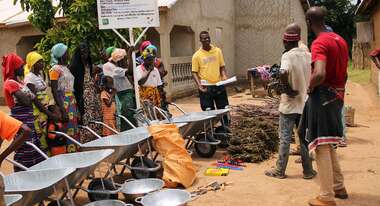 Families receive tools during agricultural training in Sierra Leone