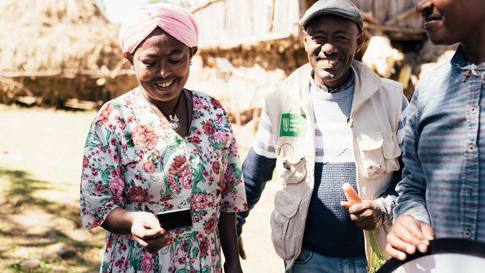 Welthungehilfe-Mitarbeiter Yohannes Belay beim Projektbesuch, Äthiopien 2020.