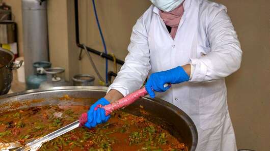 Hatice Hanan kocht in großen Pfannen Mahlzeiten für die Erdbebenopfer in der Türkei