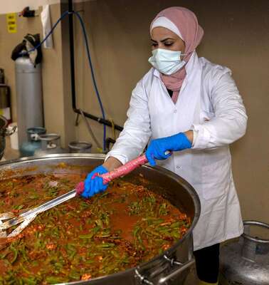 Hatice Hanan kocht in großen Pfannen Mahlzeiten für die Erdbebenopfer in der Türkei