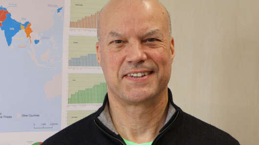 Josef Frei vor einer Karte zum WeltRisikoBericht, Bonn 2022.