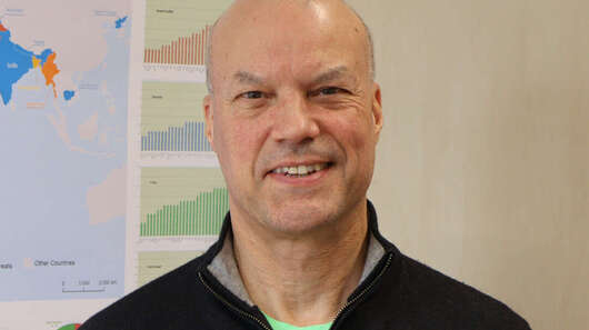 Josef Frei vor einer Karte zum WeltRisikoBericht, Bonn 2022.