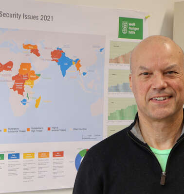 Josef Frei vor einer Karte zum WeltRisikoBericht, Bonn 2022.