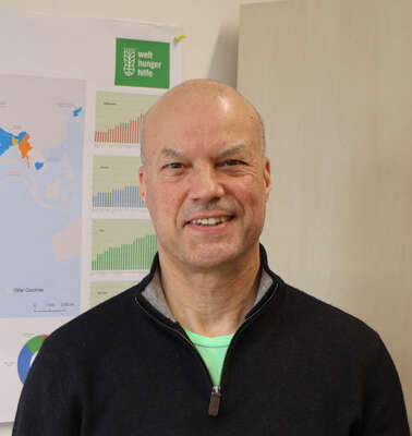 Josef Frei vor einer Karte zum WeltRisikoBericht, Bonn 2022.