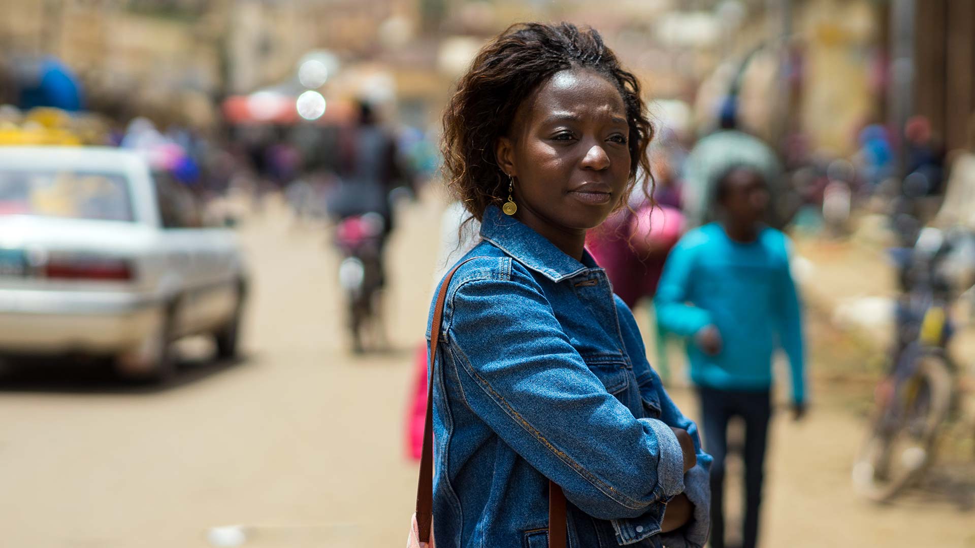 Lidia Aouba, Referentin für das Programm "Skill Up!", steht auf einer belebten Straße